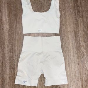 Set Active Sculptflex Box Cut Bra (S) and Biker shorts (XS) in color ‘Oat Milk’